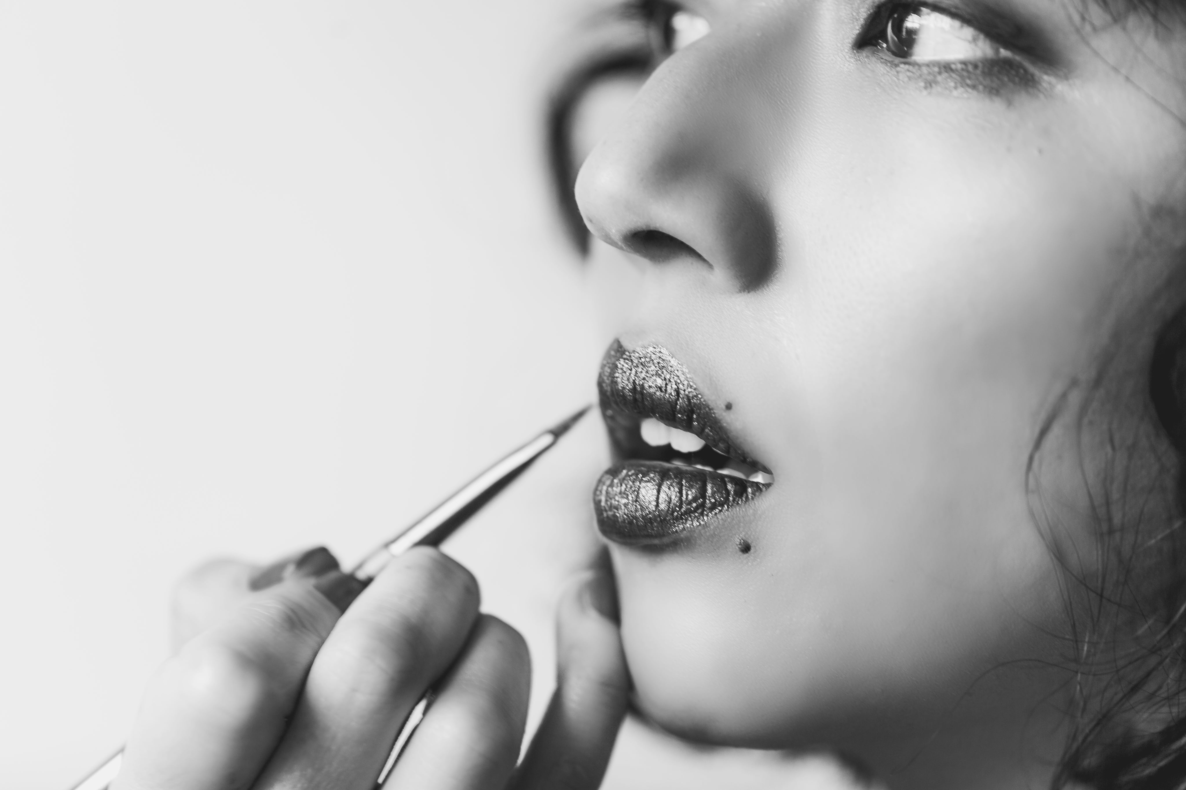 files/shiny-lipstick-in-black-and-white.jpg